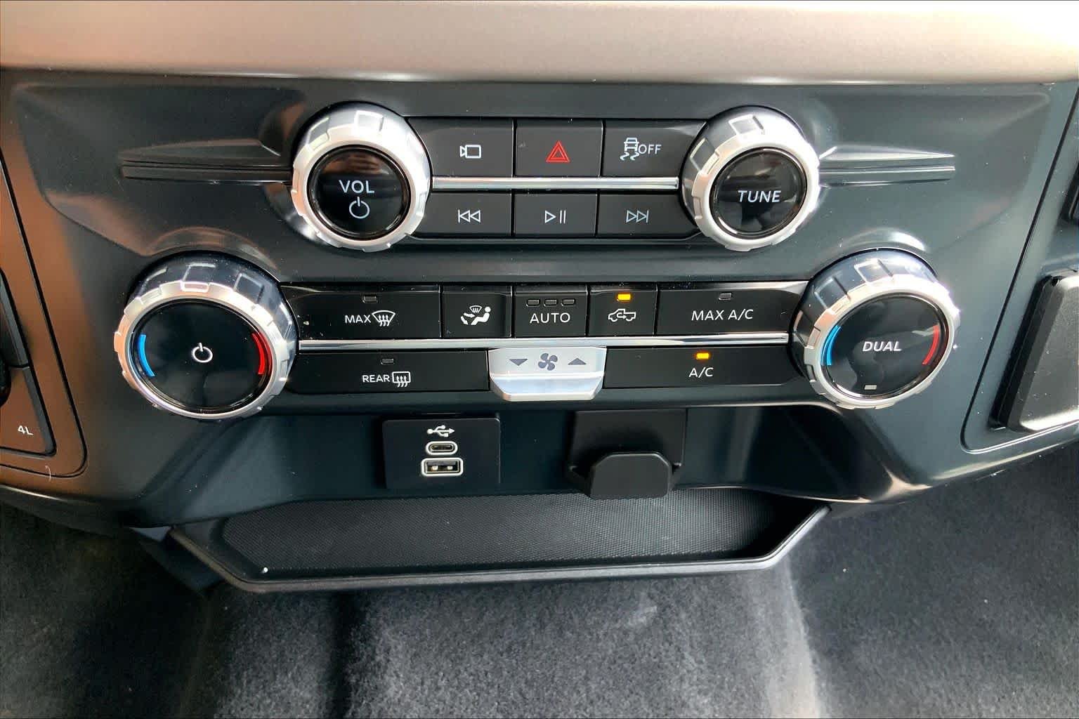 Used 2025 Atlas Blue Metallic Ford XLT image 28