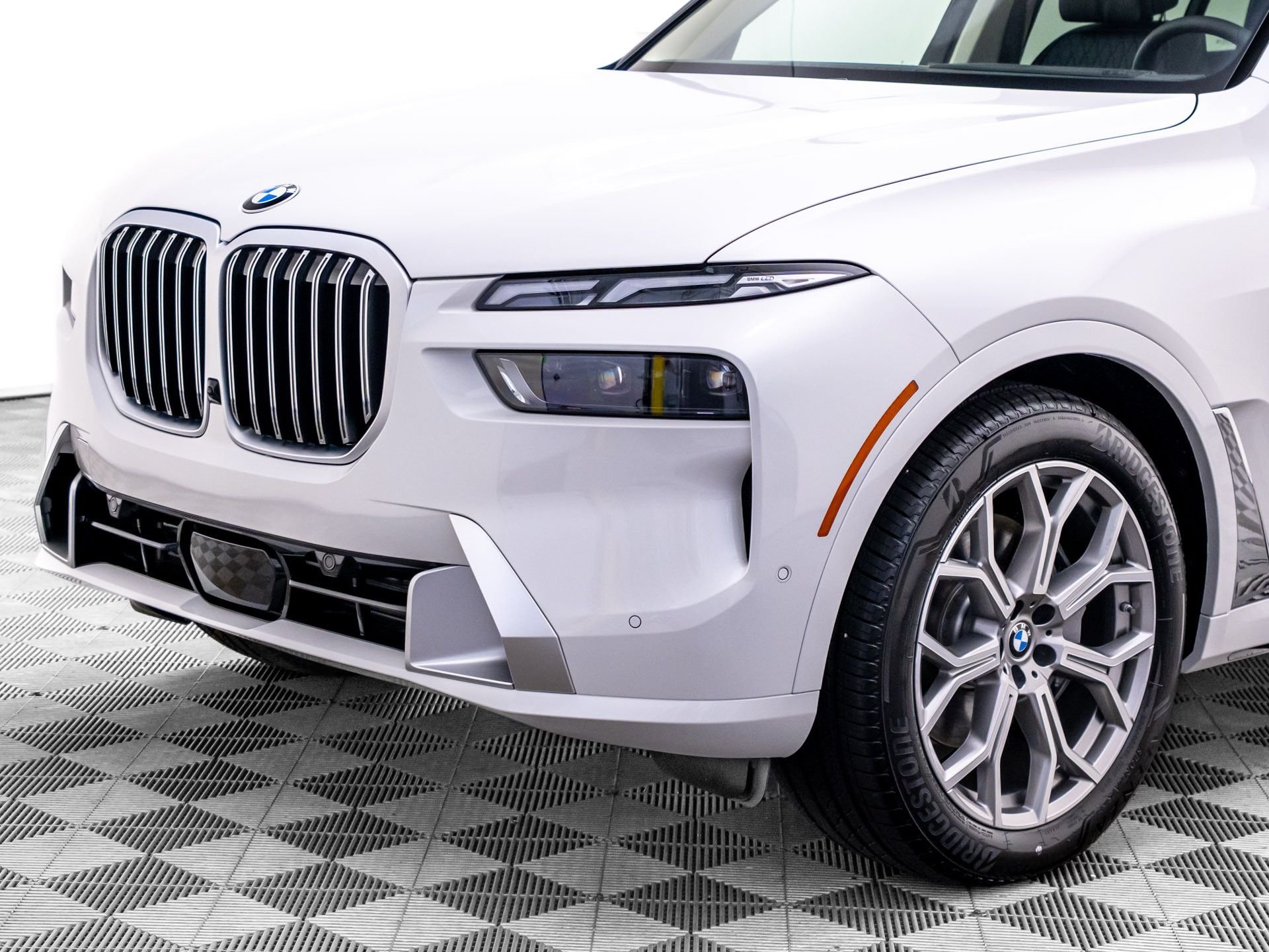New 2026 Mineral White Metallic BMW xDrive40i image 39
