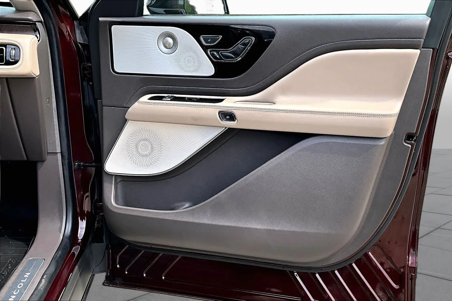 Used 2022 Burgundy Velvet Metallic Tinted Clearcoat Lincoln Grand Touring image 23