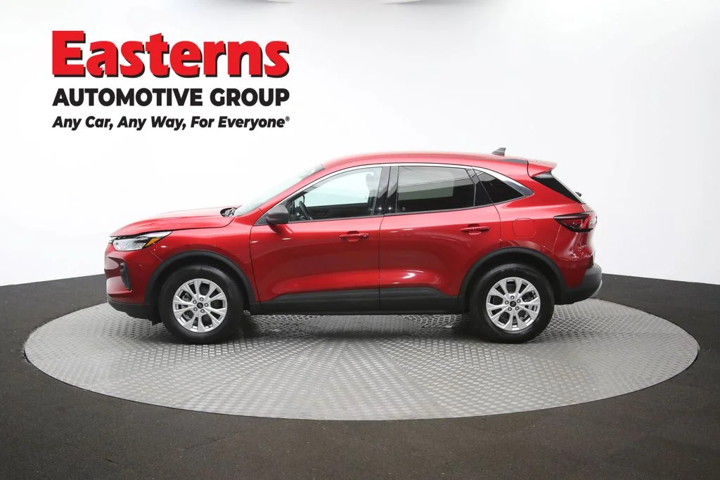 Used 2023 Red Ford Active image 60