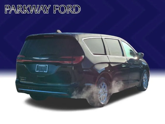 Used 2024 Black Chrysler Touring L image 5