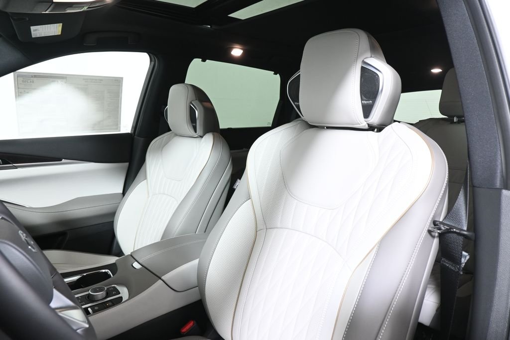 New 2027 2T RAD WHT INFINITI Autograph AWD image 16