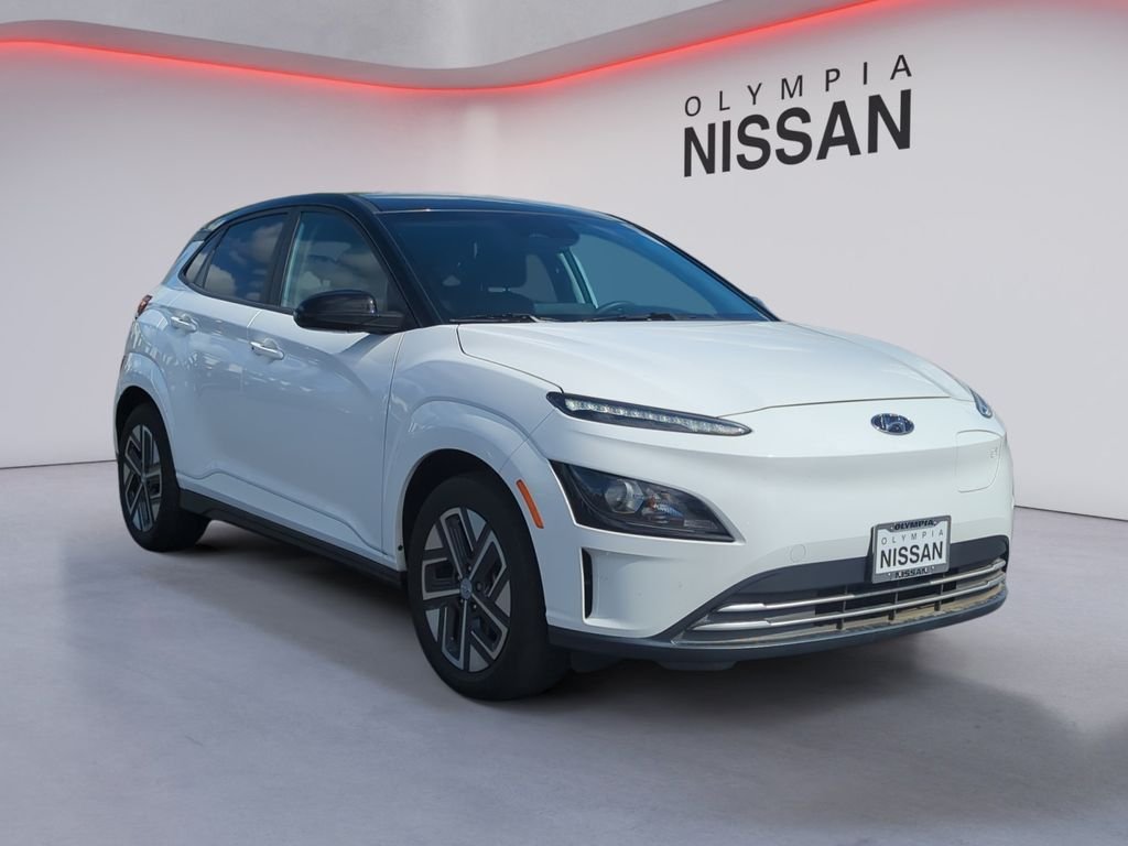 Used 2023 White Hyundai SE image 8