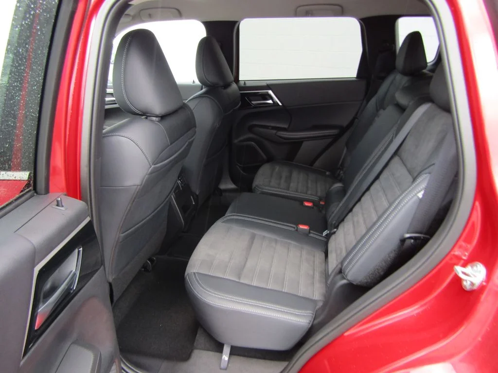 2025 Mitsubishi Outlander Plug-in Hybrid SE - Photo 30