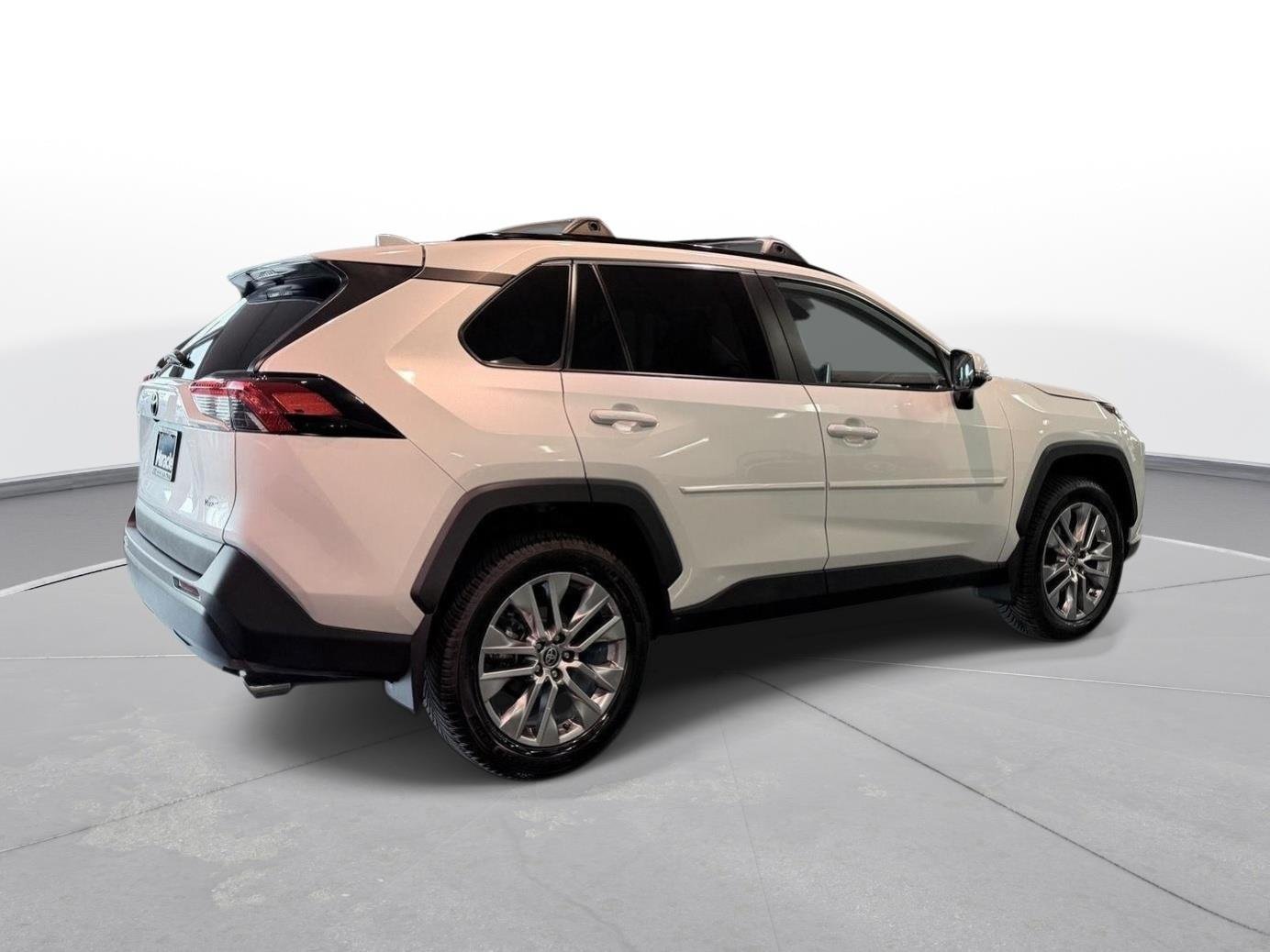 Used 2024 Wind Chill Pearl Toyota XLE Premium image 12
