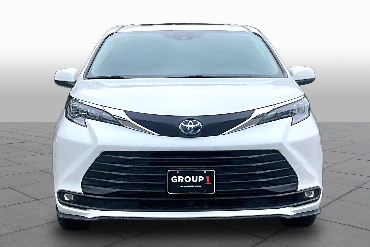 Used 2025 Wind Chill Pearl Toyota XLE image 4
