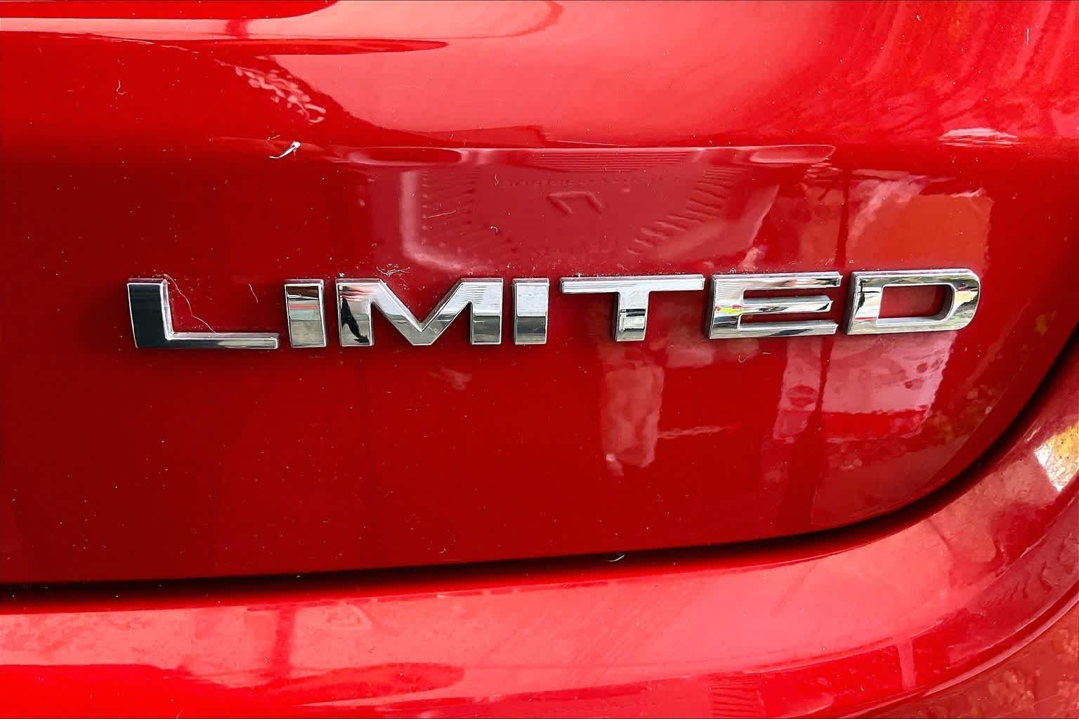 Used 2018 Redline Pearlcoat Jeep Limited image 10