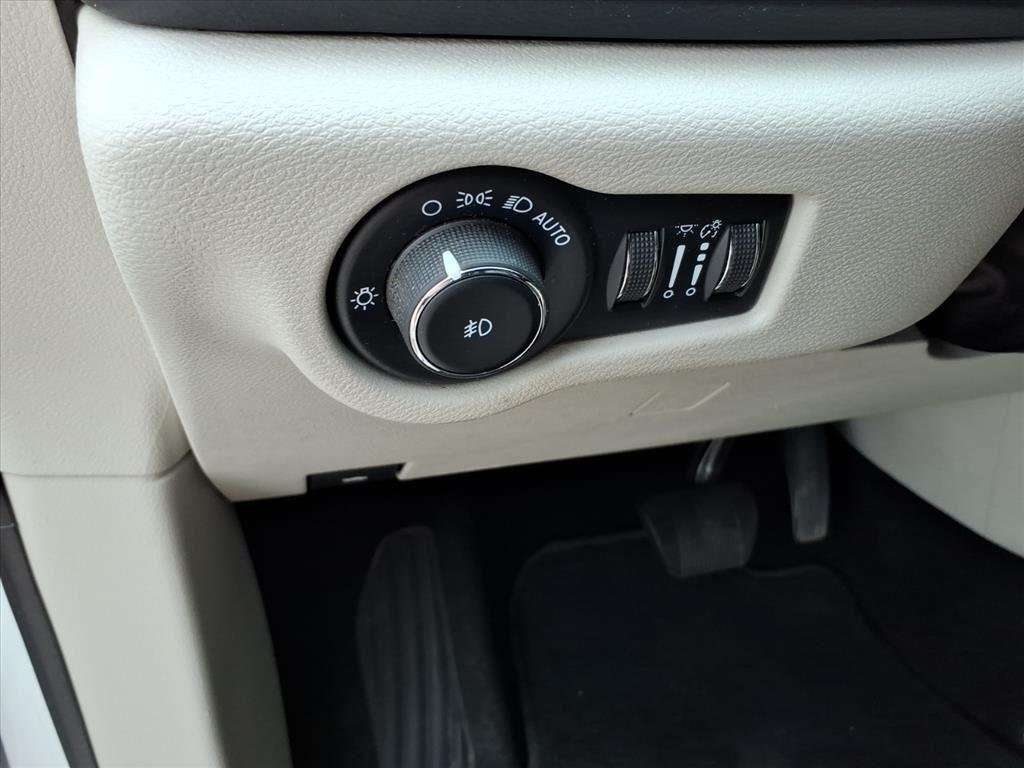 Used 2022 Bright White Clearcoat Chrysler Touring L image 15