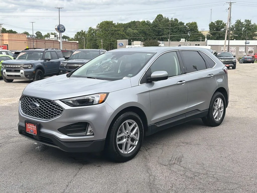 Used 2023 Silver Ford SEL image 9