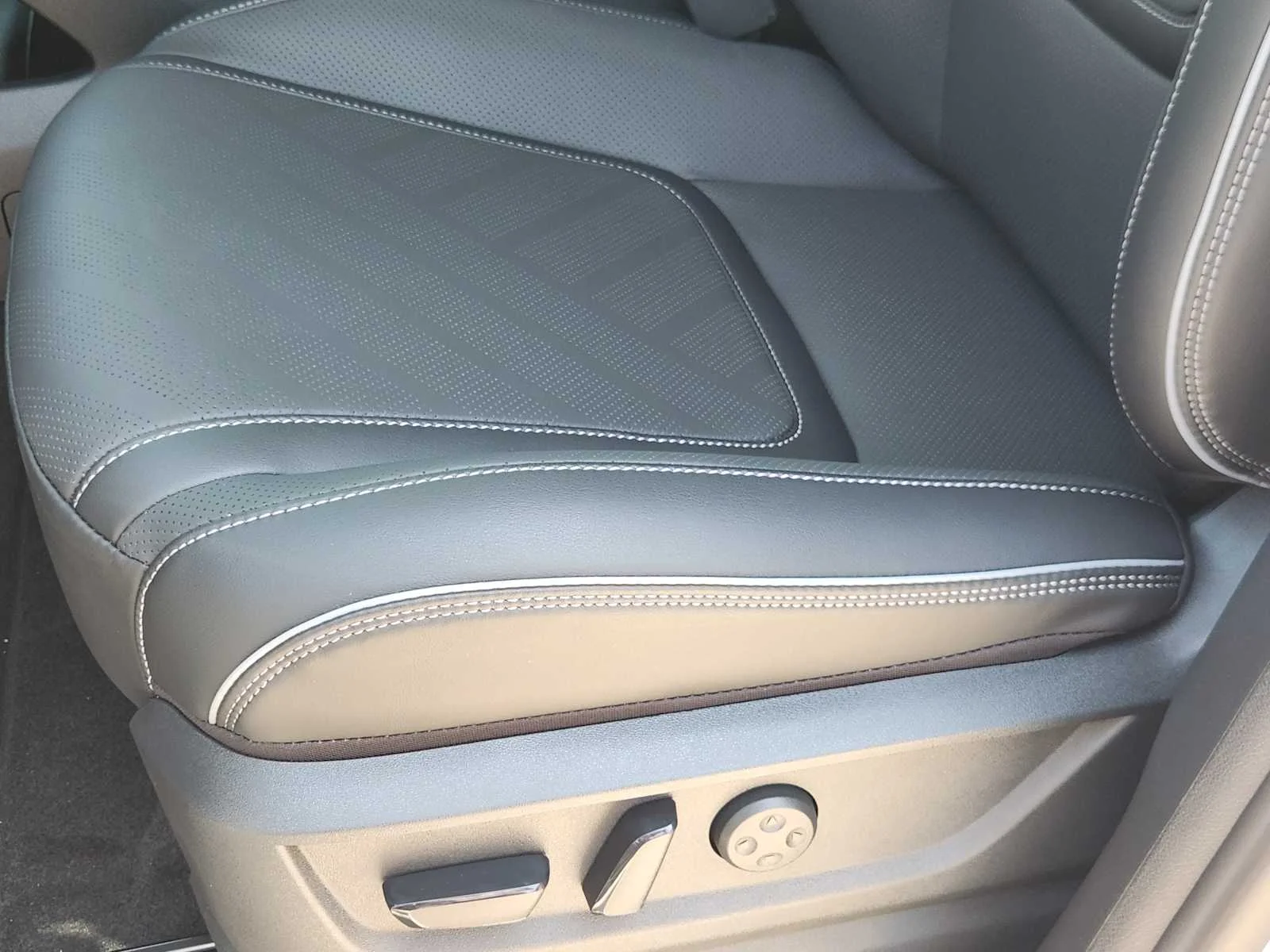 New 2027 RADIANT WHITE INFINITI Luxe 2WD image 18