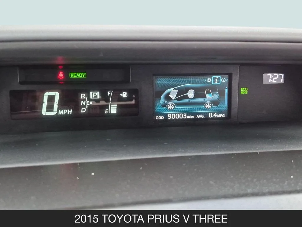 Used 2015 White Toyota Three image 19
