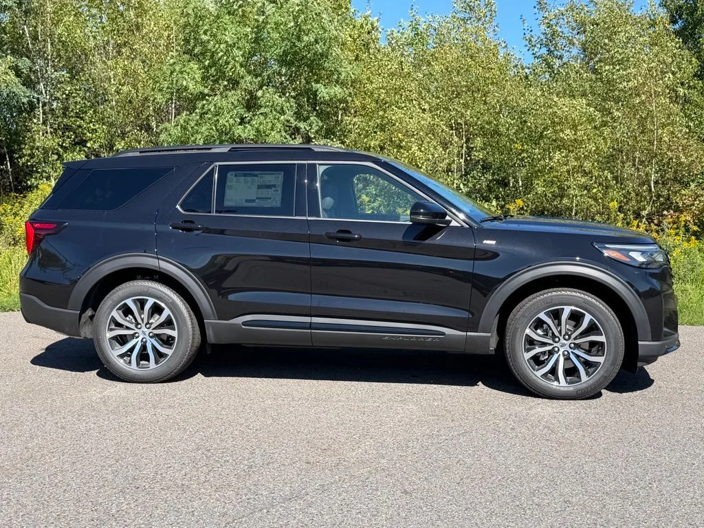 New 2027 Agate Black Metallic Ford ST-Line image 26