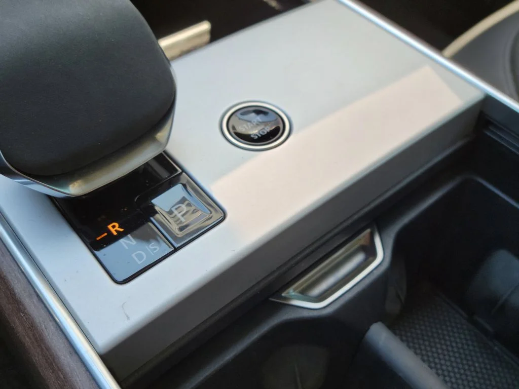 Used 2024 White Land Rover SE image 27