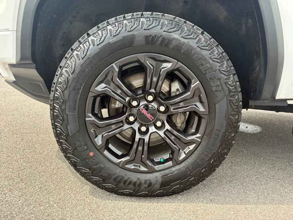Used 2024 Summit White GMC Elevation image 20