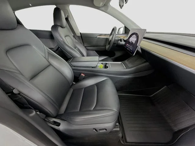 Used 2023  Tesla Long Range image 28