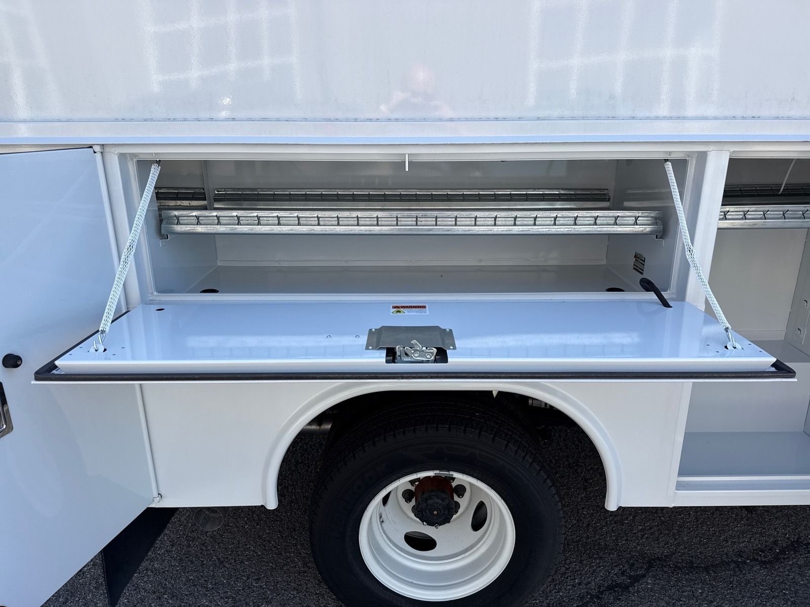 New 2025 Oxford White Ford E-350 SRW image 35