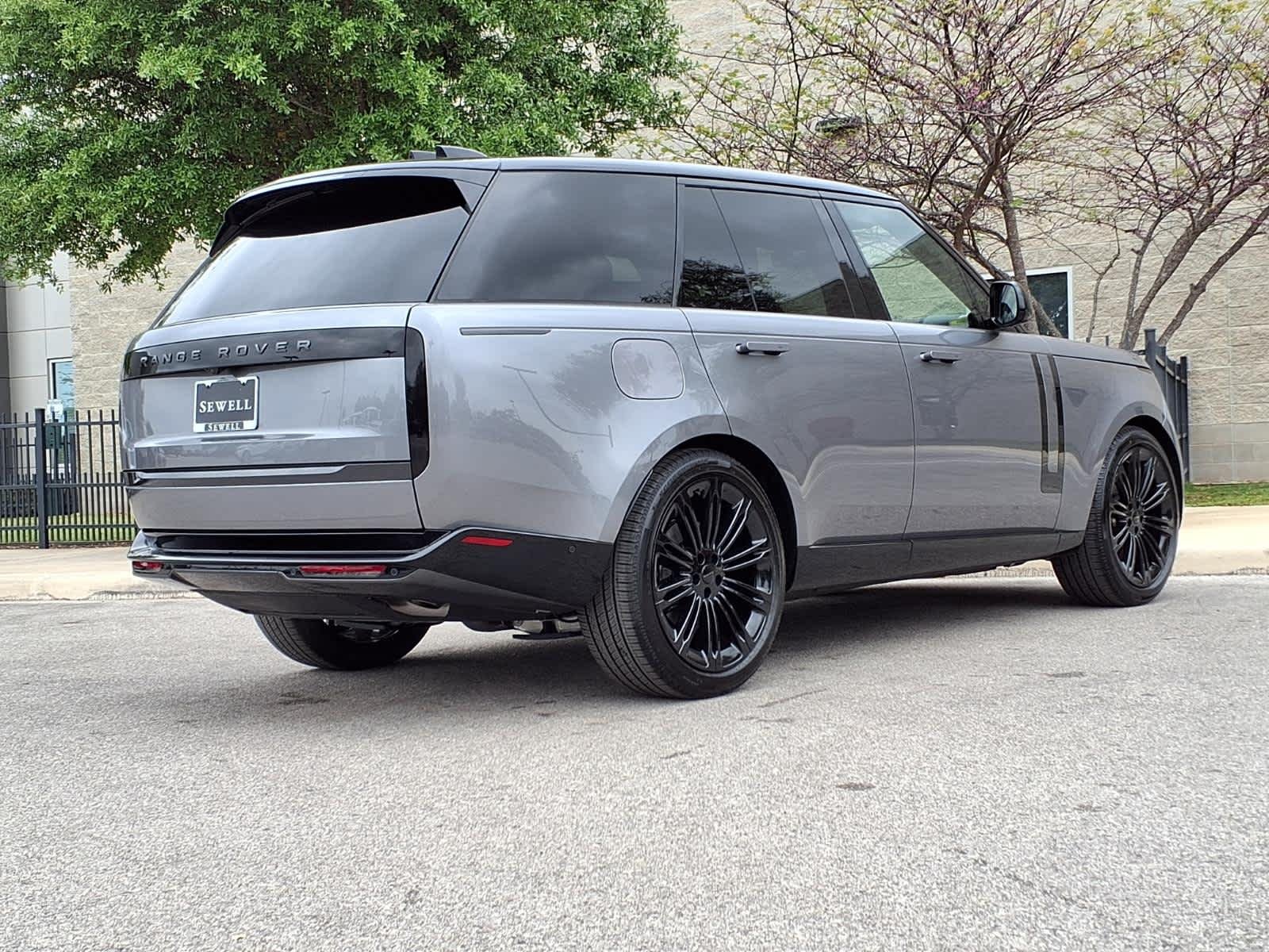 New 2026 Eiger Grey Land Rover SE image 4