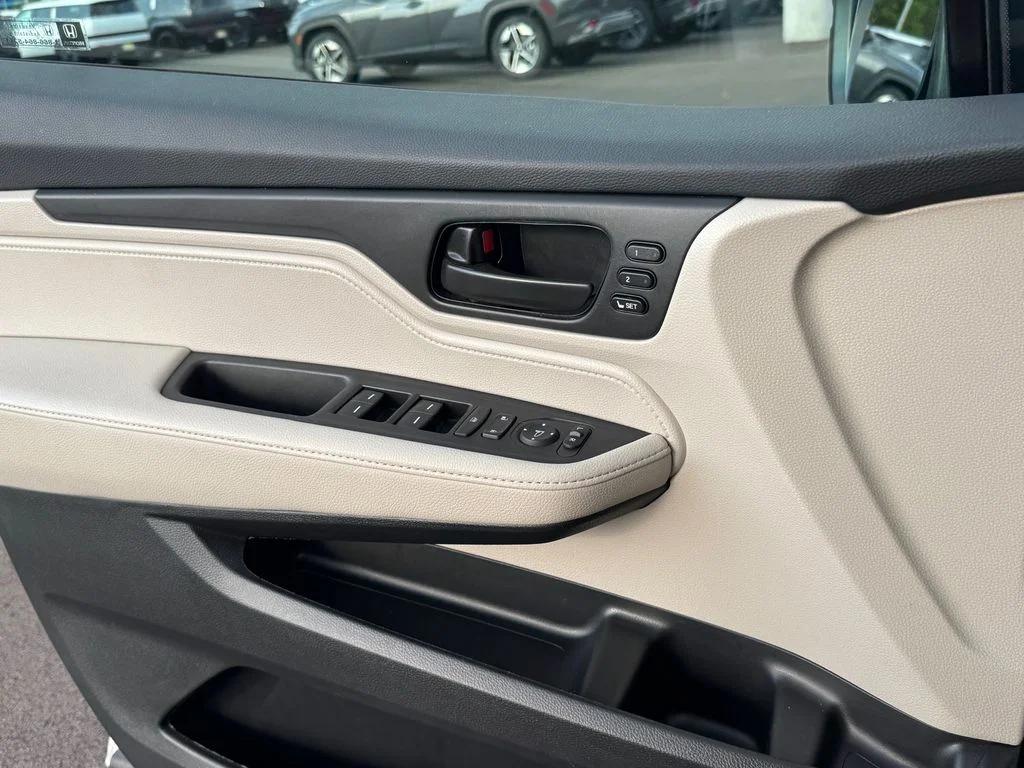Used 2025 White Honda EX-L image 26
