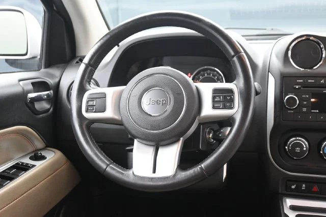 Used 2016 Bright White Clearcoat Jeep Latitude image 17