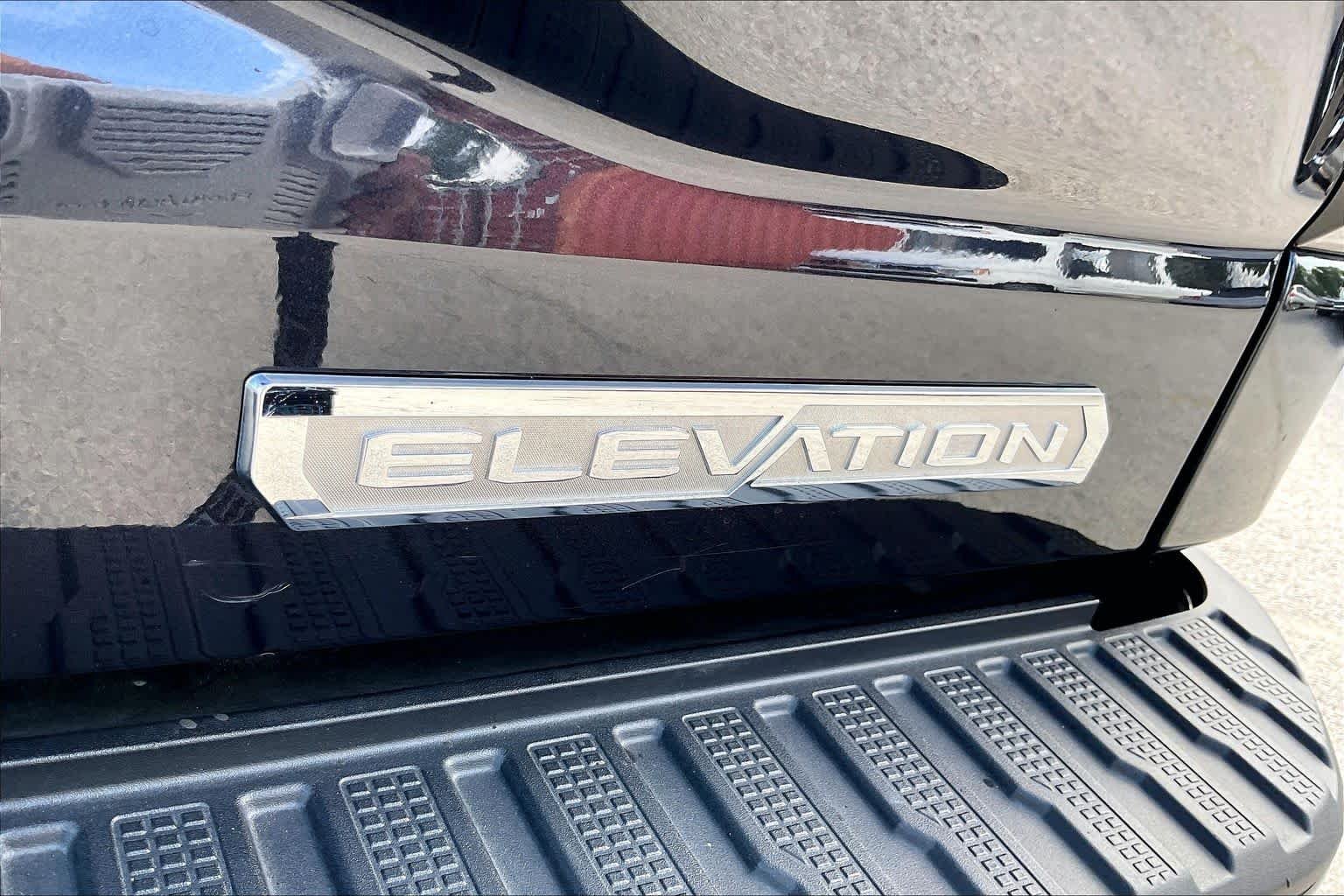 Used 2025 Downpour Metallic GMC Elevation image 10