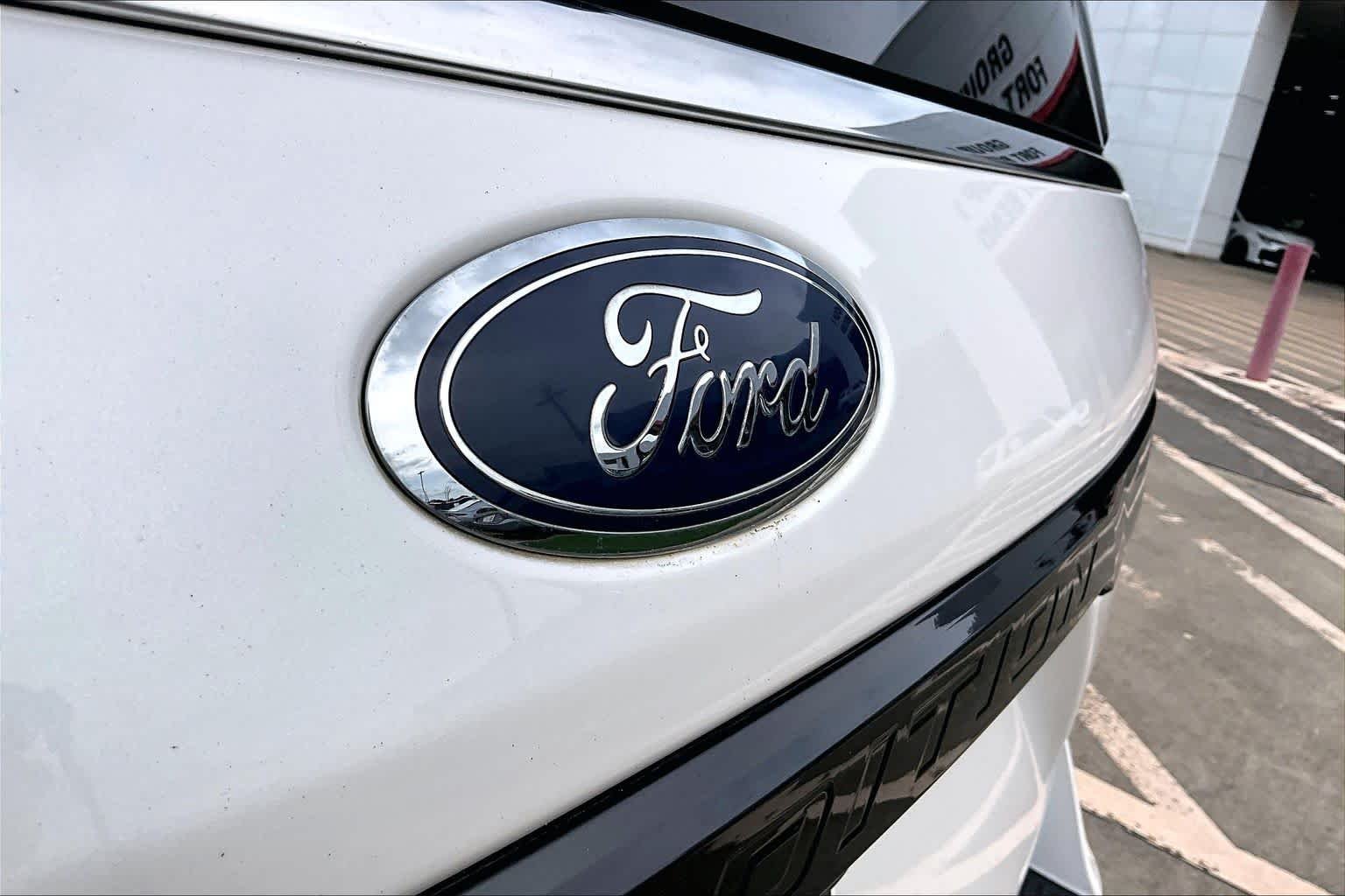 Used 2019 White Platinum Metallic Tri-Coat Ford Limited image 10