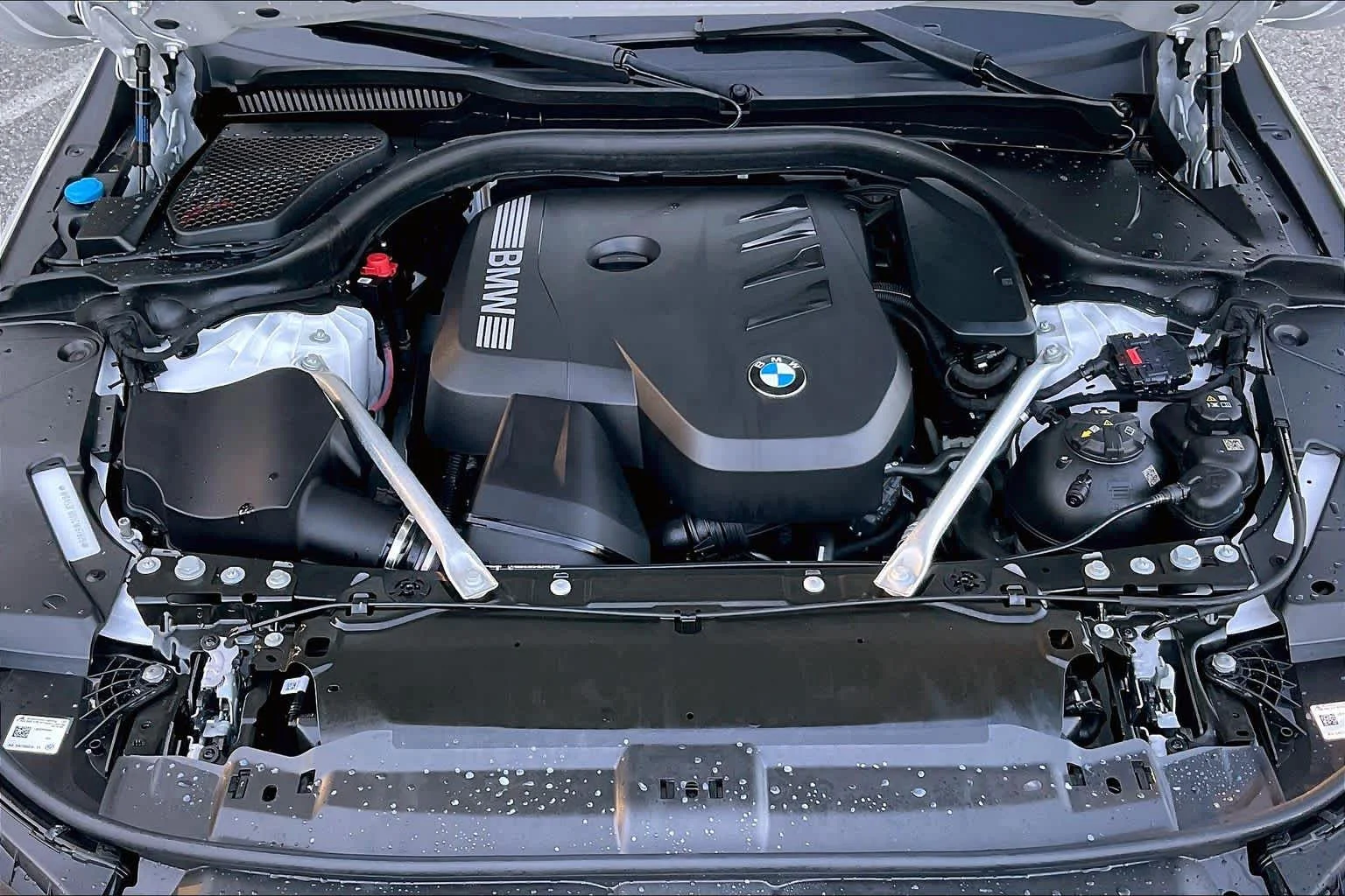 New 2026 Mineral White Metallic BMW 530i xDrive image 16