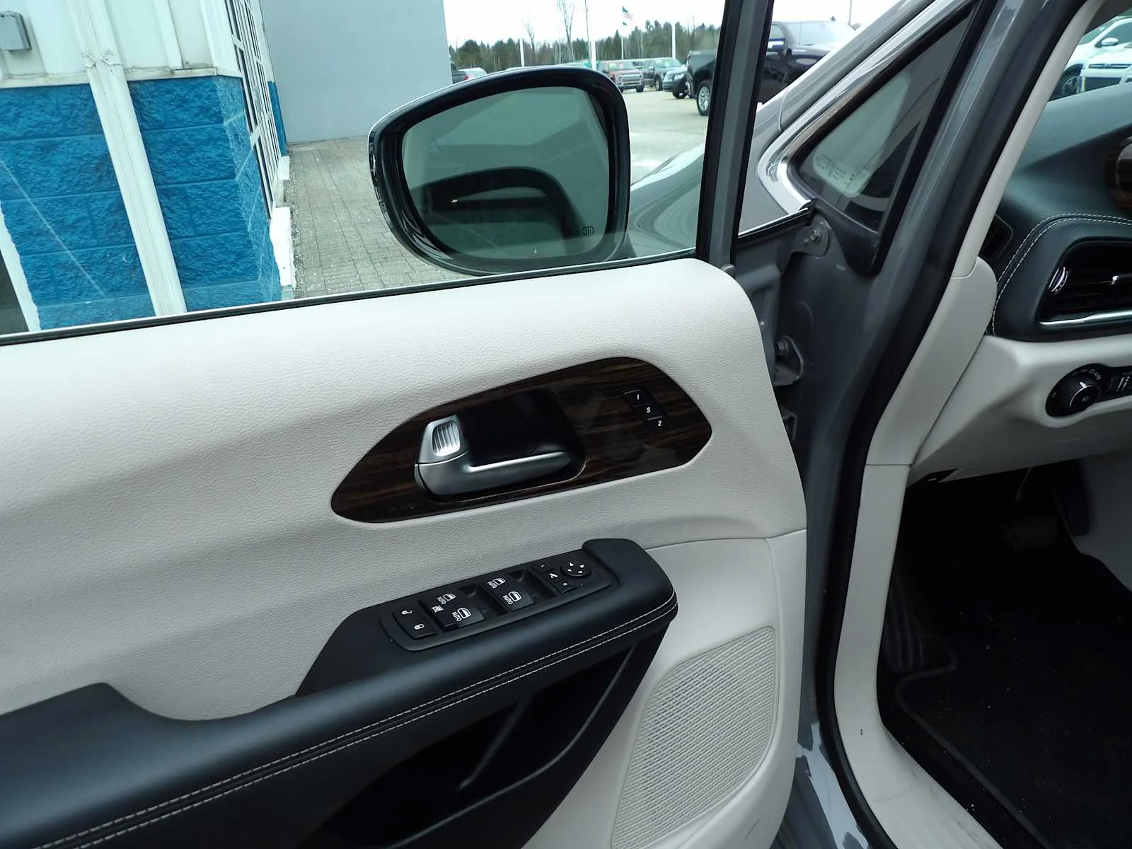 2023 Chrysler Pacifica Limited - Photo 8