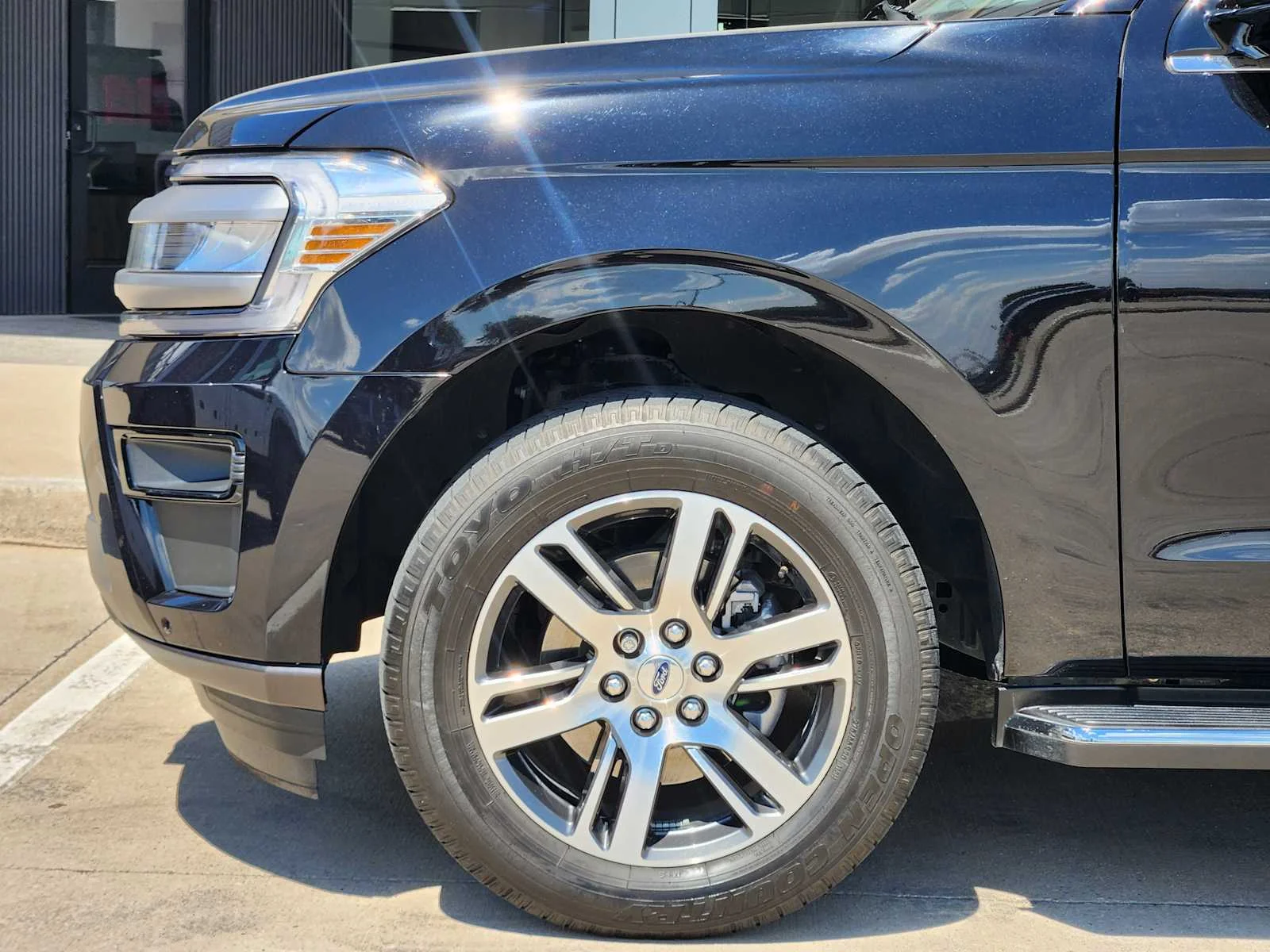Used 2023 Agate Black Metallic Ford XLT image 8