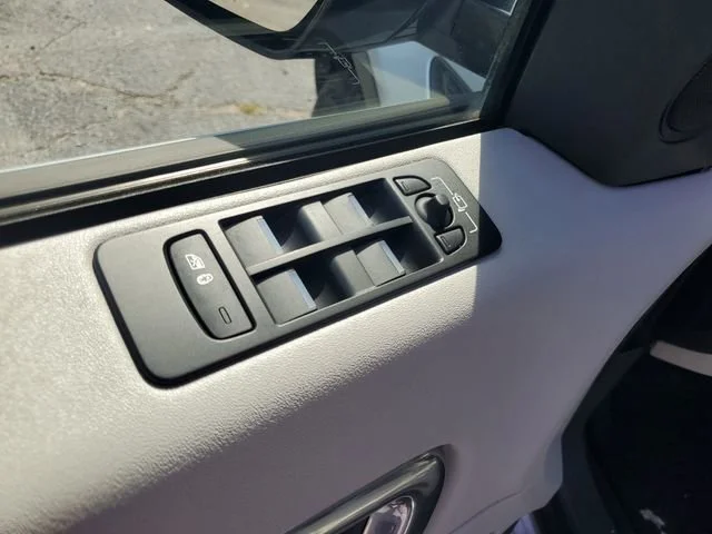 Used 2016 Silver Land Rover SE image 9