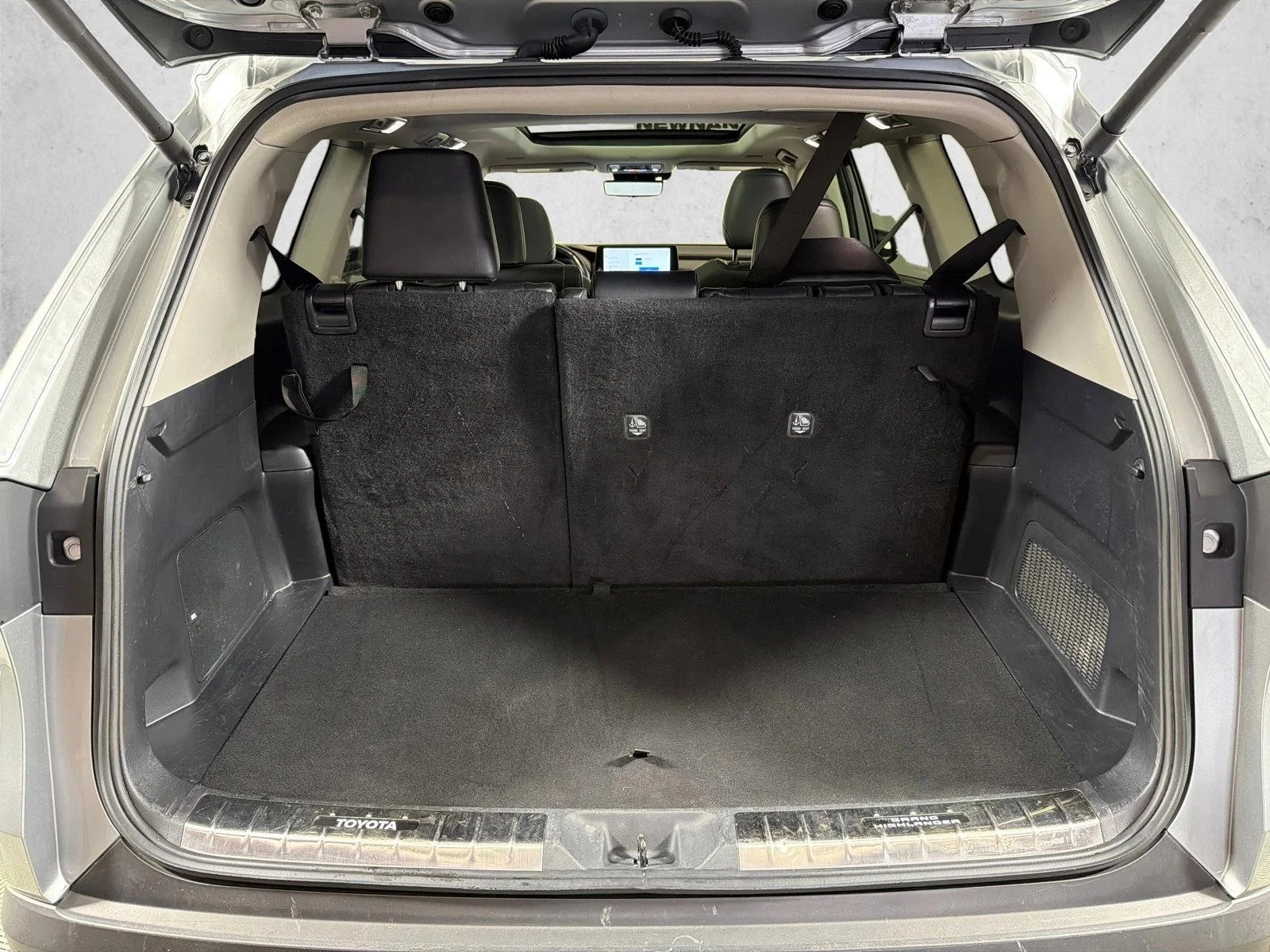 Used 2024 Silver Toyota XLE image 19