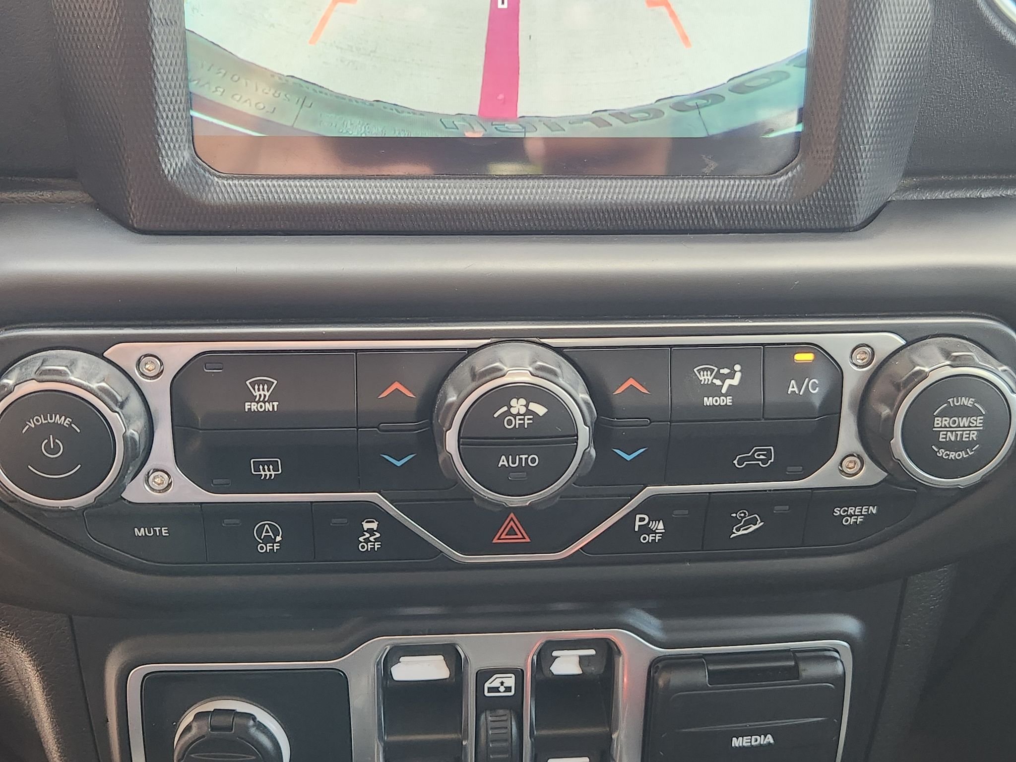 Used 2018 Billet Silver Metallic Clearcoat Jeep Sahara image 18