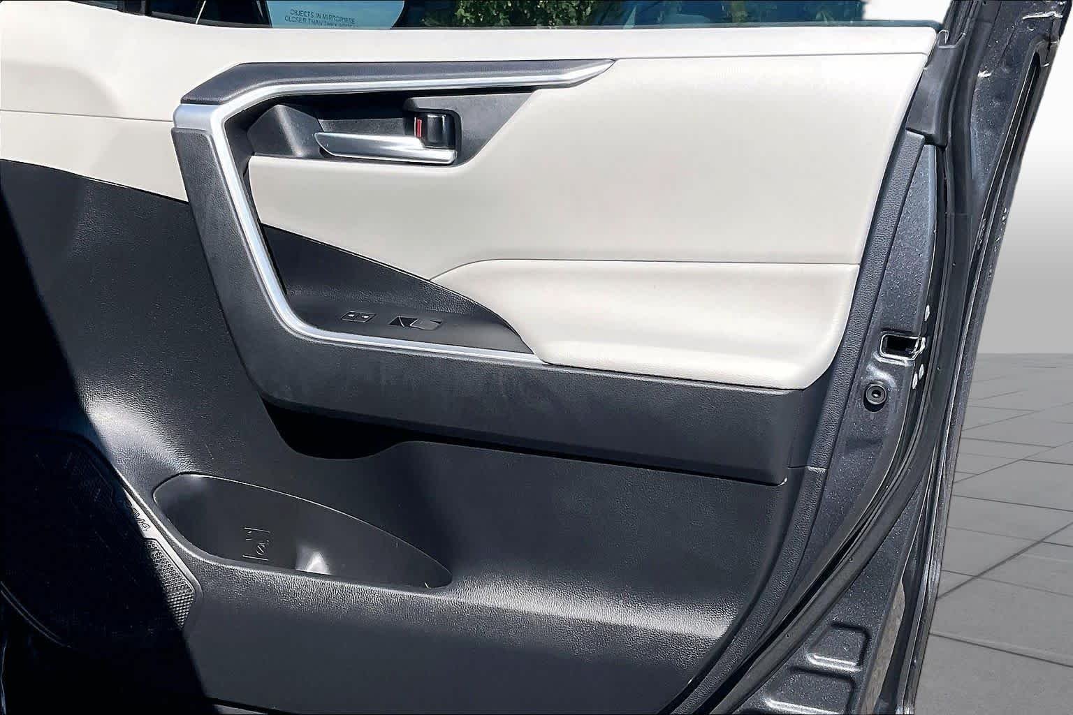 Used 2025 Magnetic Gray Metallic Toyota XLE Premium image 22