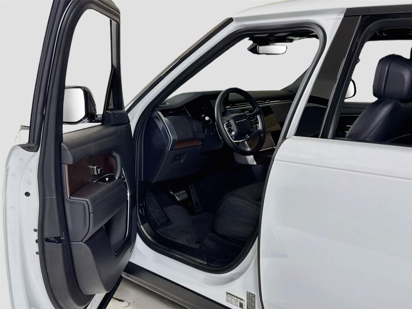 Used 2024 Fuji White Land Rover SE | Blackout Pkg | 360 Camera | Heated/Vented Seats image 12
