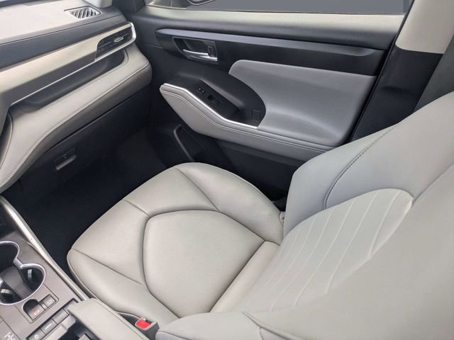 Used 2020 Black Toyota XLE image 18
