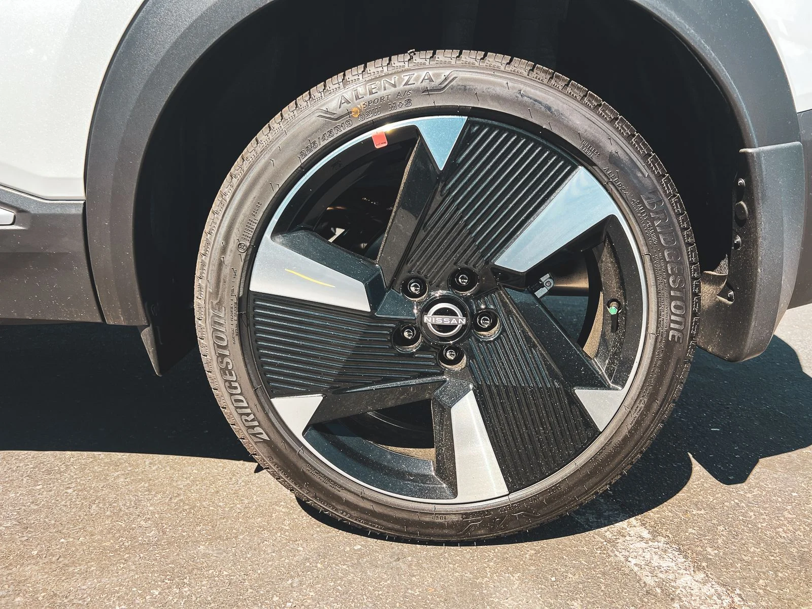 New 2026 Aspen White TriCoat / Super Black Two-tone Nissan SR image 5