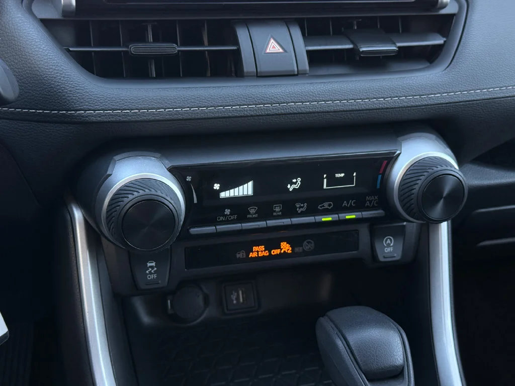 Used 2025  Toyota LE image 27