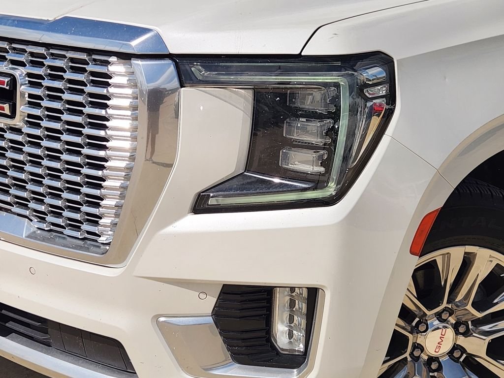 Used 2021 White Frost Tricoat GMC Denali image 11