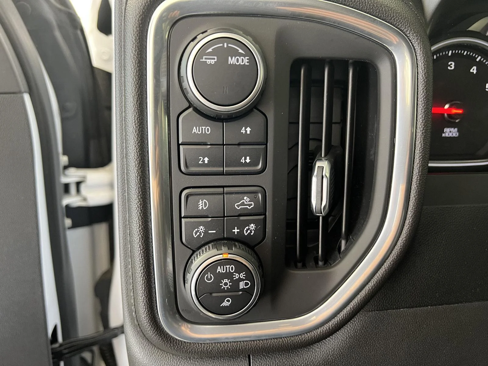 Used 2021 Pearl Chevrolet High Country image 8