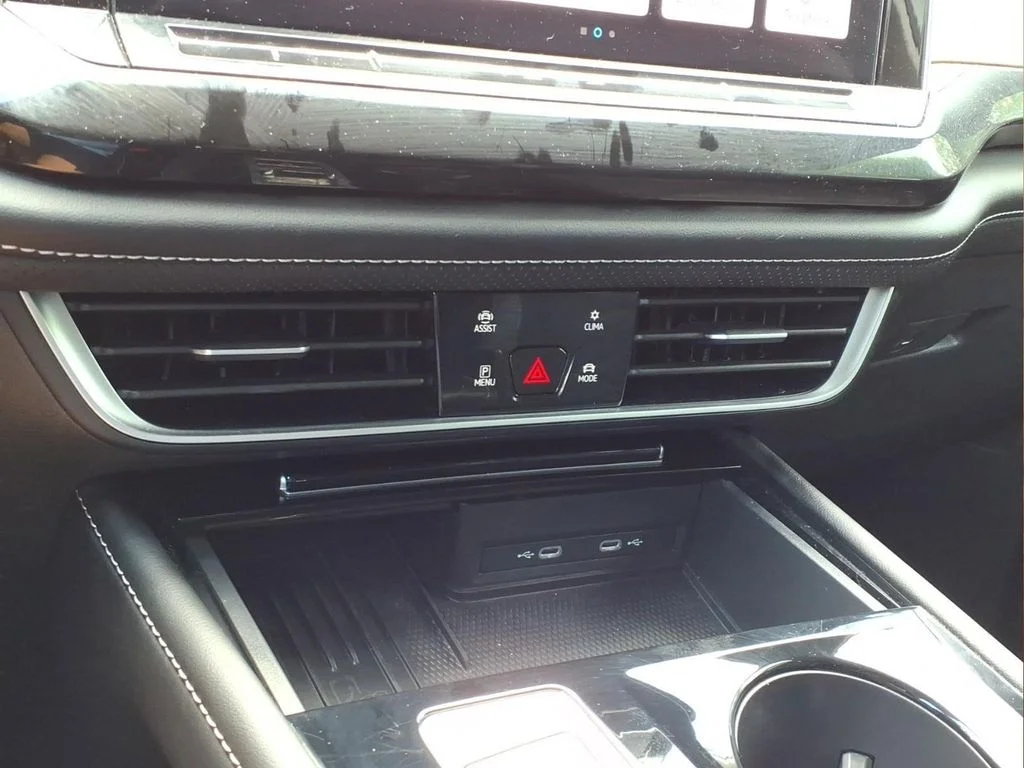 Used 2025  Volkswagen 2.0T SE w/Technology image 7