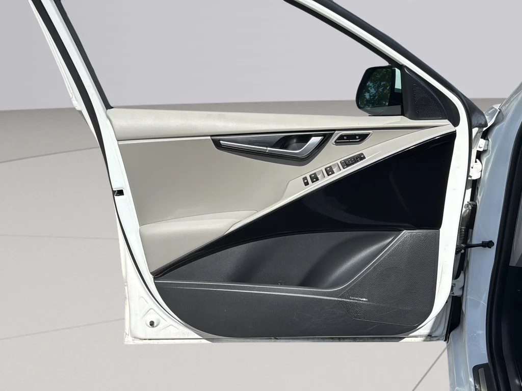 Used 2023 Snow White Pearl Kia Wave image 10