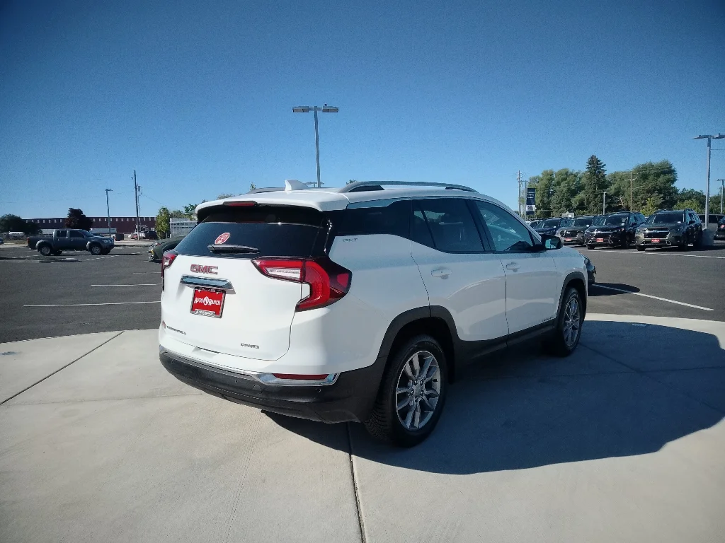 Used 2023 Summit White GMC SLT image 3