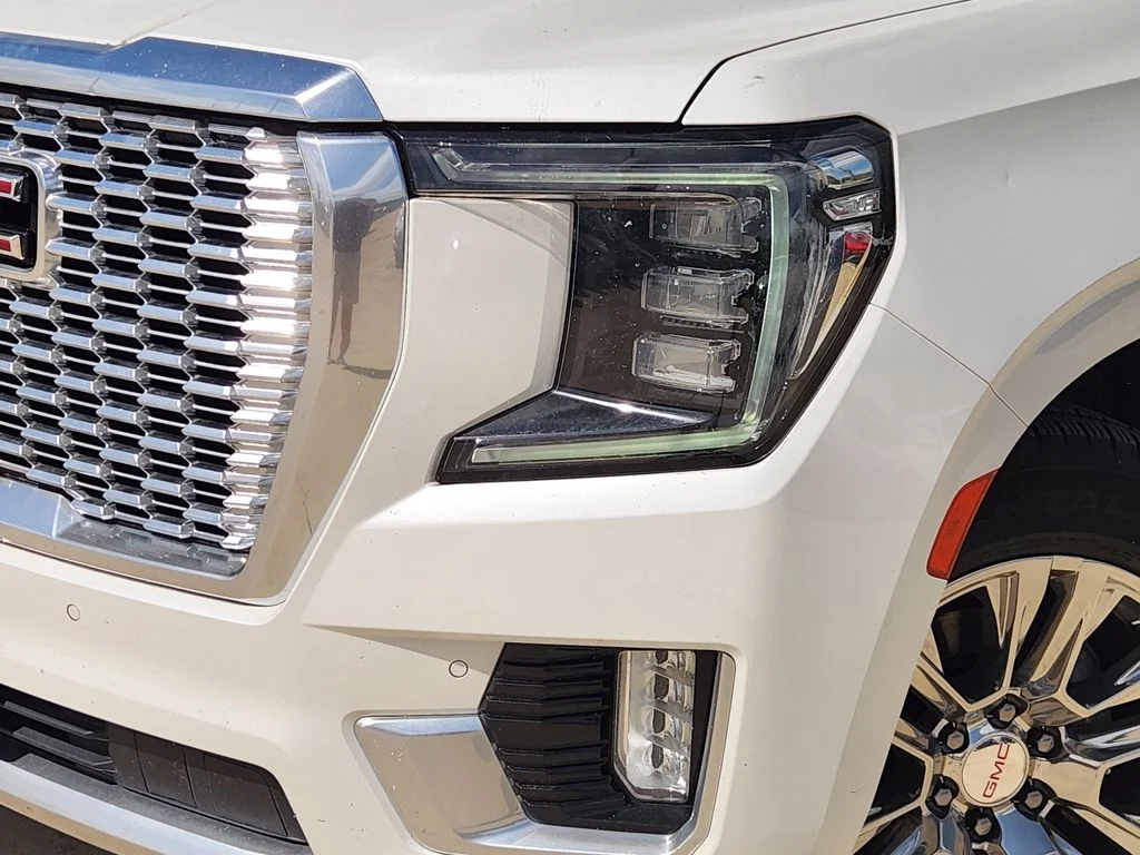 Used 2021 White Frost Tricoat GMC Denali image 11