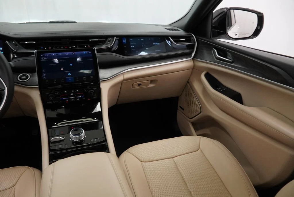 Used 2022 White Jeep 4xe image 30