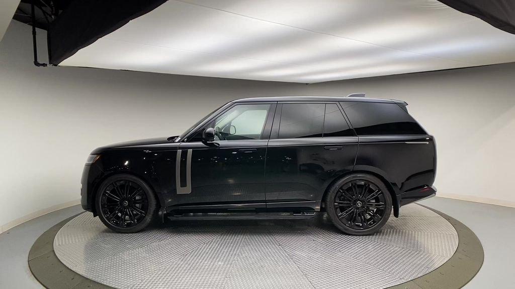 Used 2023  Land Rover SE image 5