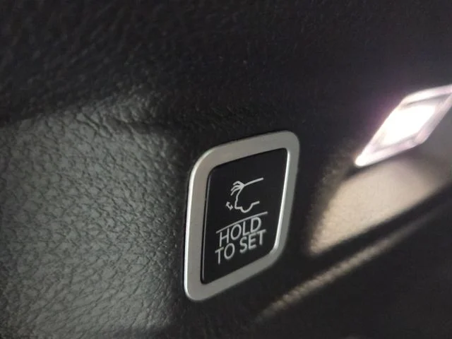 New 2026 Bright White Clear-Coat Exterior Paint Jeep Laredo X image 14