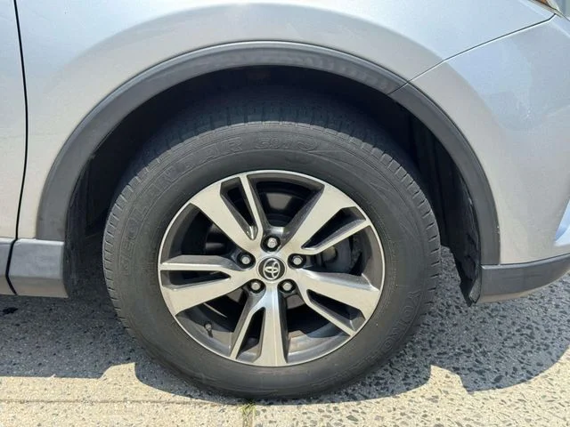 Used 2018 Silver Toyota XLE image 7
