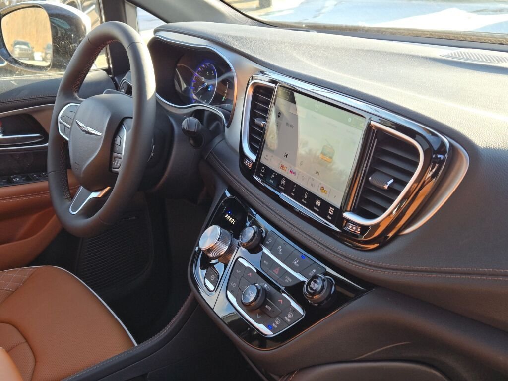 New 2026 Diamond Black Crystal Pearl-Coat Exterior Paint Chrysler Pinnacle image 9