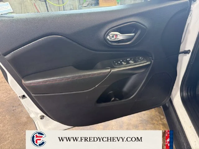 Used 2020 White Jeep Trailhawk 4x4 image 11