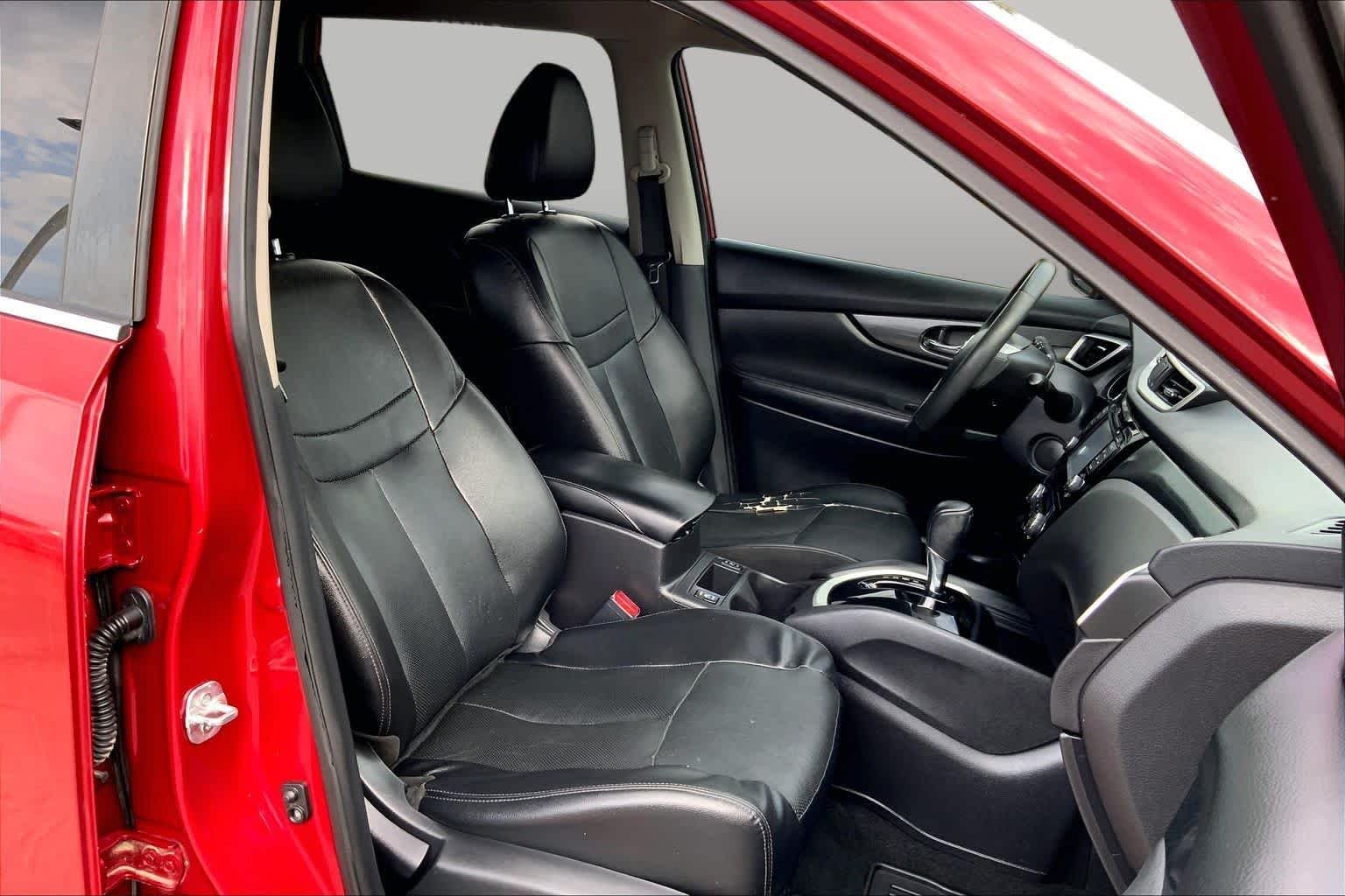 Used 2016 Cayenne Red Nissan SL image 9