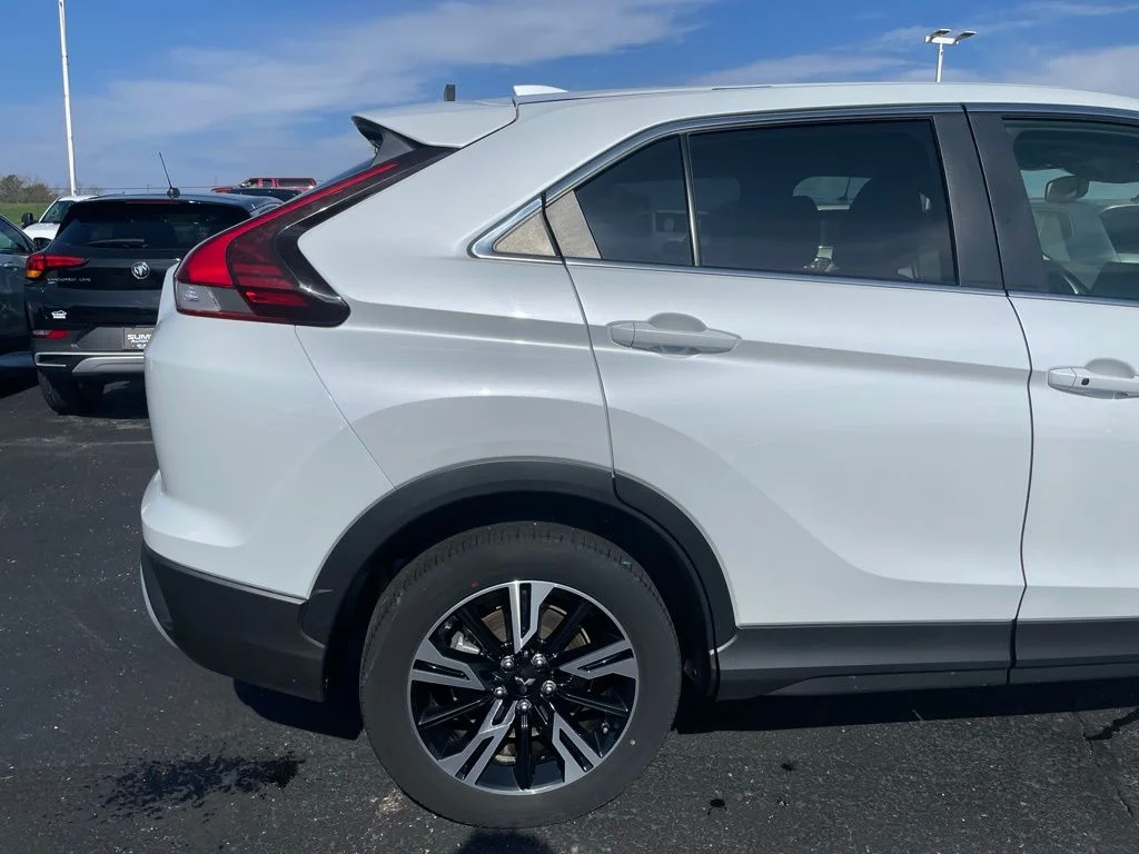 Used 2024 Silver Mitsubishi SE image 27